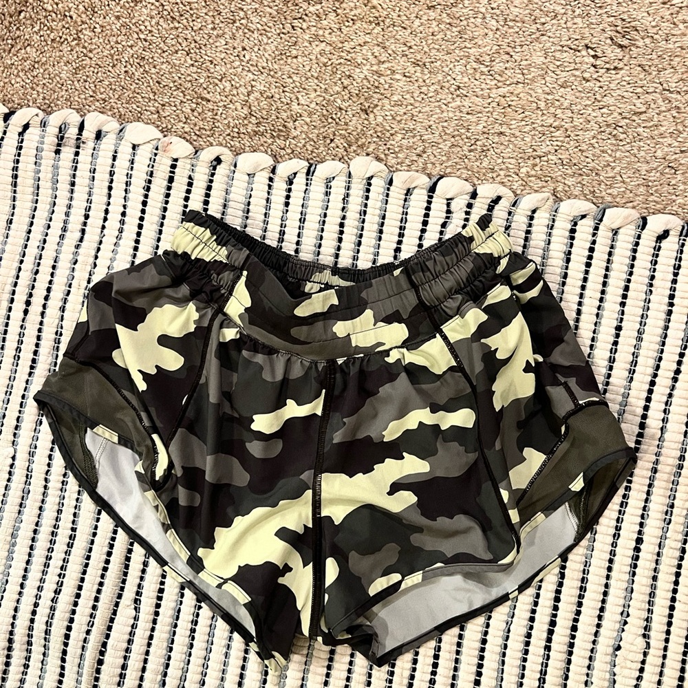 Lululemon Hotty Hot Low-Rise Camouflage Women's Shorts
